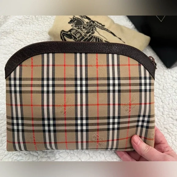 Burberry pouch like new - Picture 6 of 11